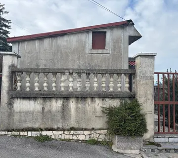 Kuća s građevinskim potencijalom u centru Viškova – 583 m² - cover