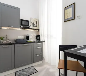 RIJEKA, CENTAR -Stan u centru za investiciju , par koraka do Korza  - cover