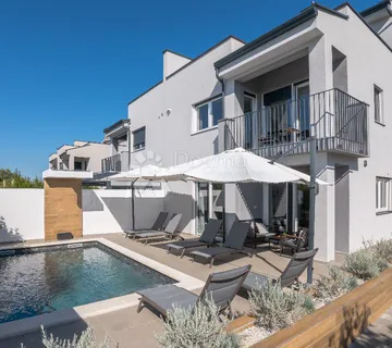 Poreč, moderna dvojna vila s bazenom i konobom - cover