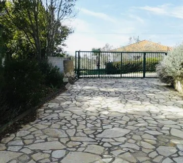 Moderna vila nadomak mora - cover