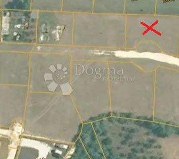 Poljoprivredno zemljiste u mirnom selu kraj Pule sa predanim zahtjevom o prenamjeni - cover