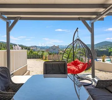 PREKRASNA PRIZEMNA VILA S OČARAVAJUĆIM POGLEDOM I AMBIJENTOM – BILICE KRAJ ŠIBENIKA - cover