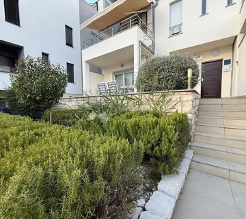 Useljiv i namješten trosoban stan - cover