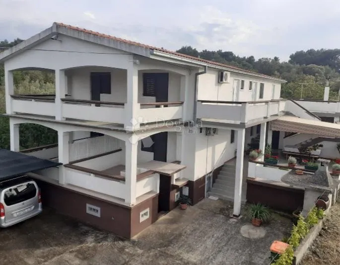 KUĆA NA OTOKU UGLJANU, HITNO - cover