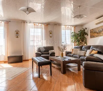 Kuća sa 4 app i poslovnim prostorom - cover