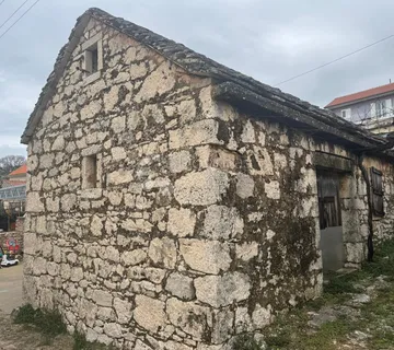 KAMENA KUĆA ZA RENOVACIJU - cover