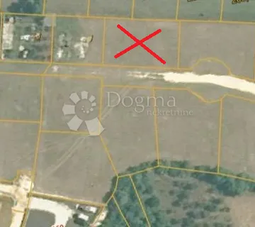 Poljoprivredno zemljiste u mirnom selu kraj Pule sa predanim zahtjevom o prenamjeni - cover