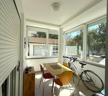 Stan Medulin - 600m od plaže - 2S+DB + dvorište + parking - cover