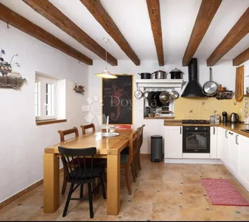 PRILIKA! SNIŽENO! Kuća u nizu s autentičnim šarmom-Veli Iž - cover