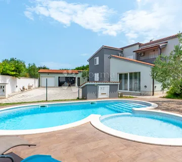 Pula , Valdebek vila s bazenom na odličnoj lokaciji - cover