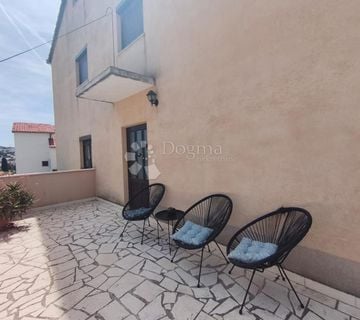 Okrug Gornji – Kuća s više apartmana na atraktivnoj lokaciji - cover