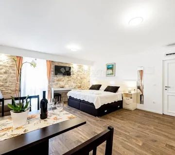 Prodaje se luksuzno renoviran stan od 114 m² u srcu Šibenika – idealna prilika za turistički najam! - cover