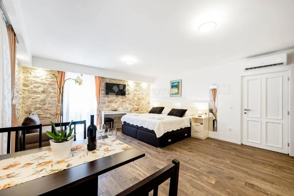 Prodaje se luksuzno renoviran stan od 114 m² u srcu Šibenika – idealna prilika za turistički najam! - cover