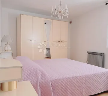 ŠARMANTNA KUĆA S TERASOM, DVORIŠTEM I GARAŽOM U SRCU VODNJANA! - cover