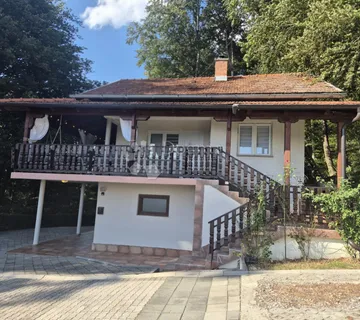Vikend kuća za odmor ili život na brijegu u prirodnom hladu šume - cover