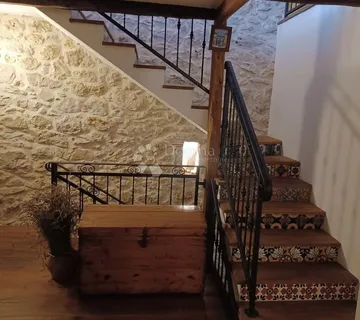 Kuća u nizu s autentičnim šarmom-Veli Iž - cover