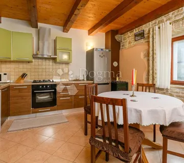 KAMENA KUĆA U OKOLICI GRAČIŠĆA - cover