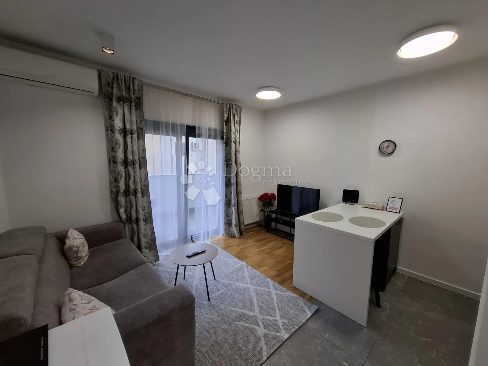 Moderan stan s velikim balkonom – Vukovarska - cover