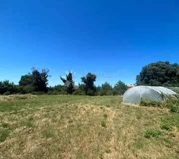 Prostrano građevinsko zemljište - 7 km od Pule! - cover