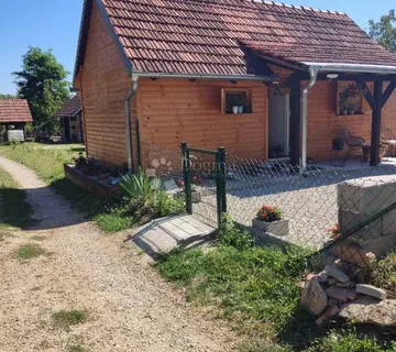 Uređena vikendica obložena drvetom – odmah useljiva - cover