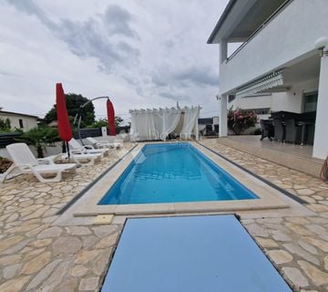 KUĆA S BAZENOM I 2 JACUZZIJA te mogućnošću kuće s 2 zasebna stana - cover