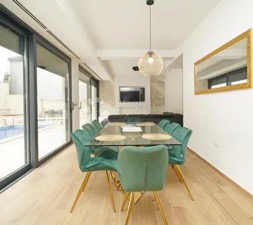 Luksuzna villa s grijanim bazenom u okolici Rovinja - cover