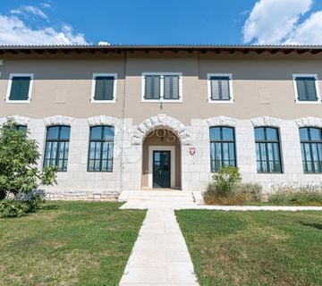 NEKADA TALIJANSKA ŠKOLA, SADA SAVRŠENA VILA - cover
