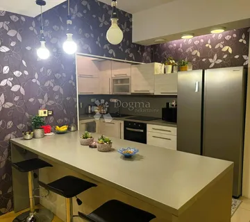 Top prilika po sniženoj cijeni - cijeli kat, 145 m², privatni ulaz i parking - cover