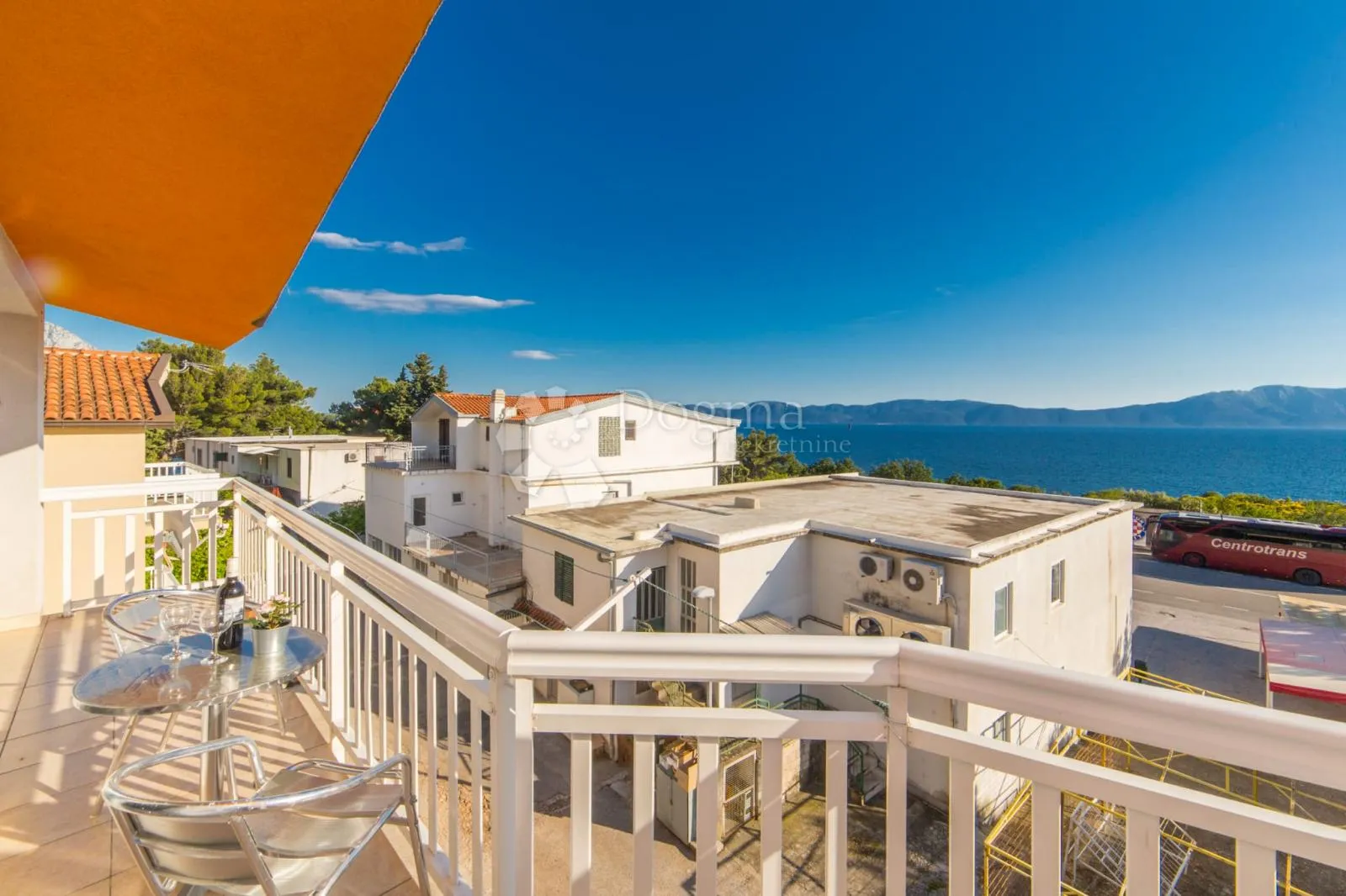 Kuća sa 12 apartmana, Podaca, prilika - cover