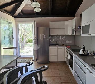 Kuća + zemljište, 1. red uz more, ekskluzivna lokacija! - cover