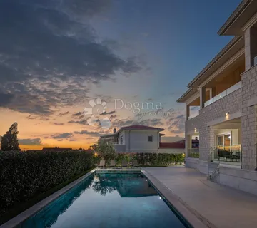 LUKSUZNA REZIDENCIJA 1,5 KM OD MORA - cover