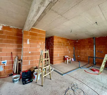 Prostrani stan s velikom terasom i pogledom na zelenilo! - cover