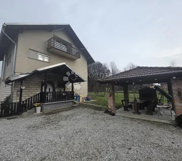 Kuća s velikom okućnicom, pomoćnim objektom i sjenicom - cover