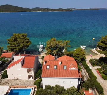 ŽABORIĆ-PREDIVNA VILLA UZ MORE - cover