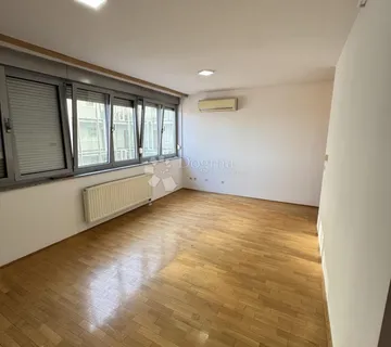 CENTAR DUBRAVE 50 M OD TRAMVAJA- TOP PRILIKA  - cover