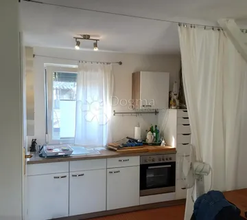 Kuća s potencijalom gradnje – Mirna ulica, Zambratija - cover