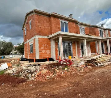 DVOJNA VILA U OKOLICI POREČA - cover