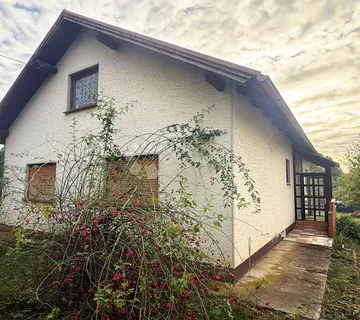 Prizemnica od 123 m² s gospodarskim zgradama i terasom - cover