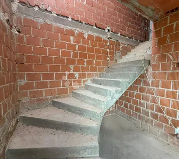 Jedinstvena nekretnina u Starigradu kod Koprivnice! - cover