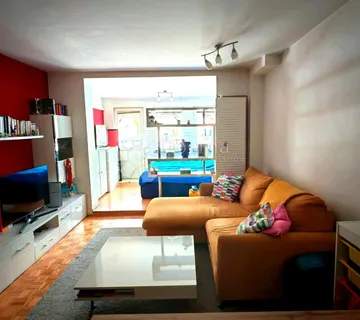 Mali stan na Malešnici!! - cover