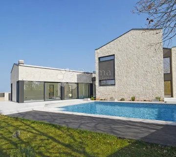 POREČ - JEDINSTVENA VILA S 4 SPAVAĆE SOBE I BAZENOM - cover