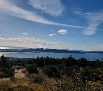 Poljoprivredno zemljište s pogledom na more - cover