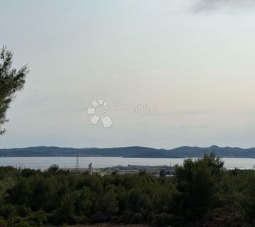 GRAĐRVINSKO ZEMLJIŠTE S PANORAMSKIM POGLEDOM  CRNO - cover