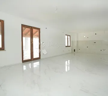 POREČ (okolica) - Prostrani stan na 1.katu sa vrtom - cover