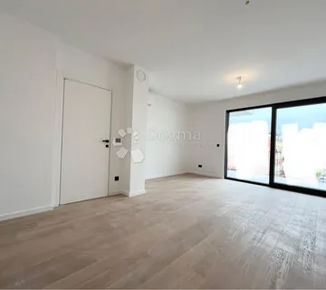 Stan novogradnja sa liftom i garažnim mjestom, Umag - cover