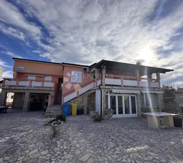 VIR PRODAJE SE KUĆA SA 8 APARTMANA UHODANA U POSAO SA TURIZMOM - cover