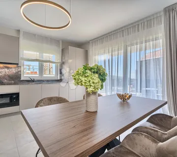 PRIMOŠTEN- OPREMLJEN STAN U NOVOGRADNJI U CENTRU - cover