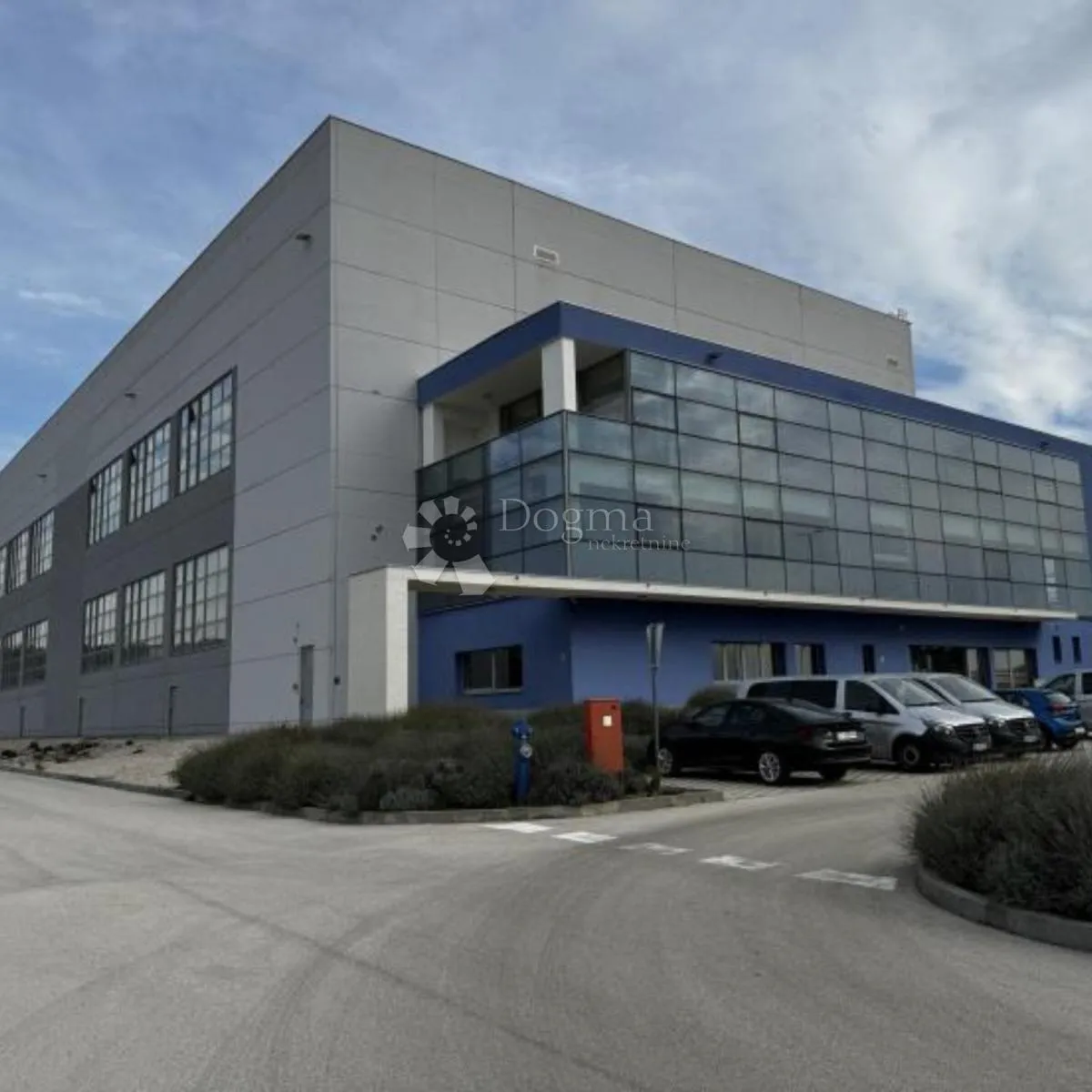 PRODAJE SE – INDUSTRIJSKA HALA SA VELIKIM UREDOM – OKOLICA ŠIBENIKA, 3.380m2 - cover