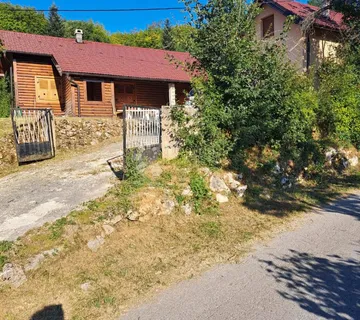 DVIJE USELJIVE KUĆE U GORNJIM PAZARIŠTIMA - GOSPIĆ OKOLICA - cover