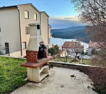 Rabac – Prizemni apartman s terasom i parkingom - cover